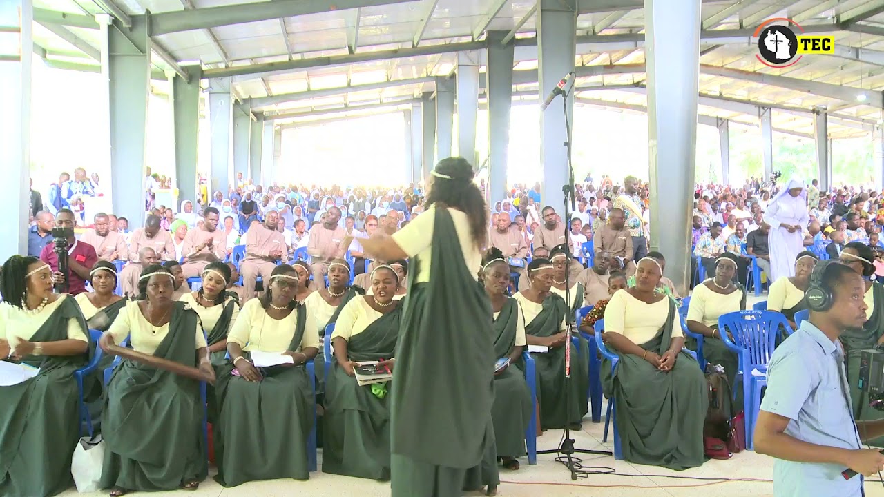 NIMEKUCHORA MIKONO YANGU-KWAYA YA MT.CECILIA MAVURUNZA WAKIIMBA MISA YA UWAKA JIMBO KUU D'SALAAM