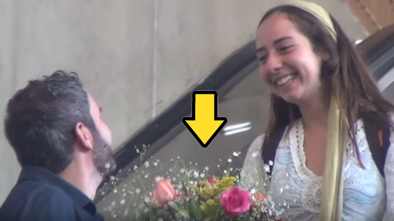 ENCARANDO MULHERES COM FLORES NA MÃO