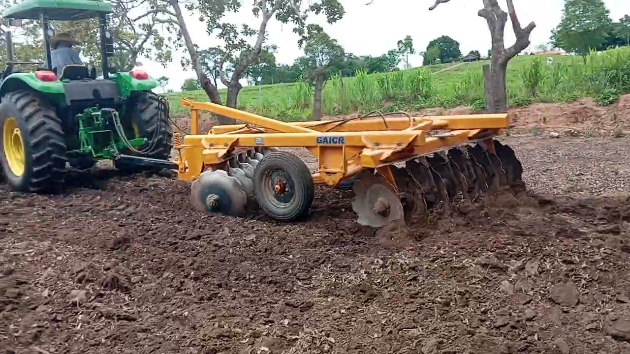 Arando a terra aqui na casa da minha vó😂🤣😂🤣😂