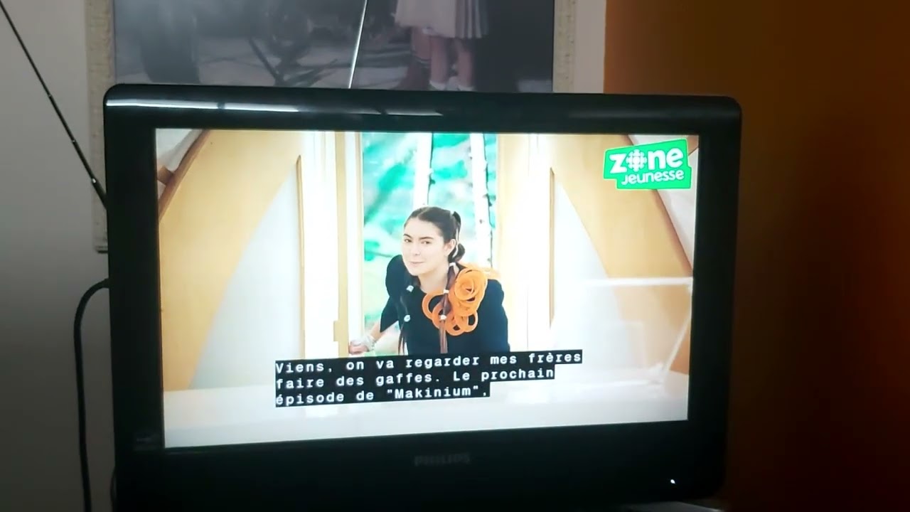 Radio-Canada  (Zone Jeunesse) Makinium Bumper Dans un instant avec Ly (3)