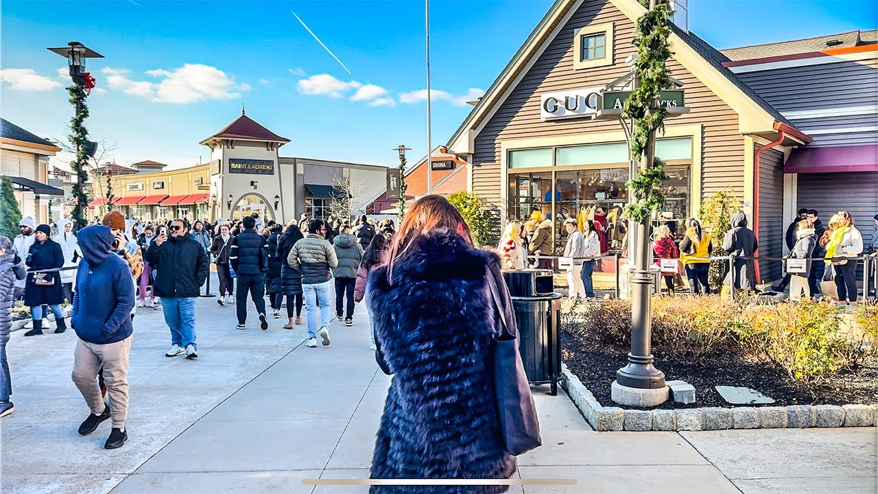 Walking Through the Black Friday Frenzy 🎁 at Woodbury Commons Premium Outlet in New York | 4K HDR