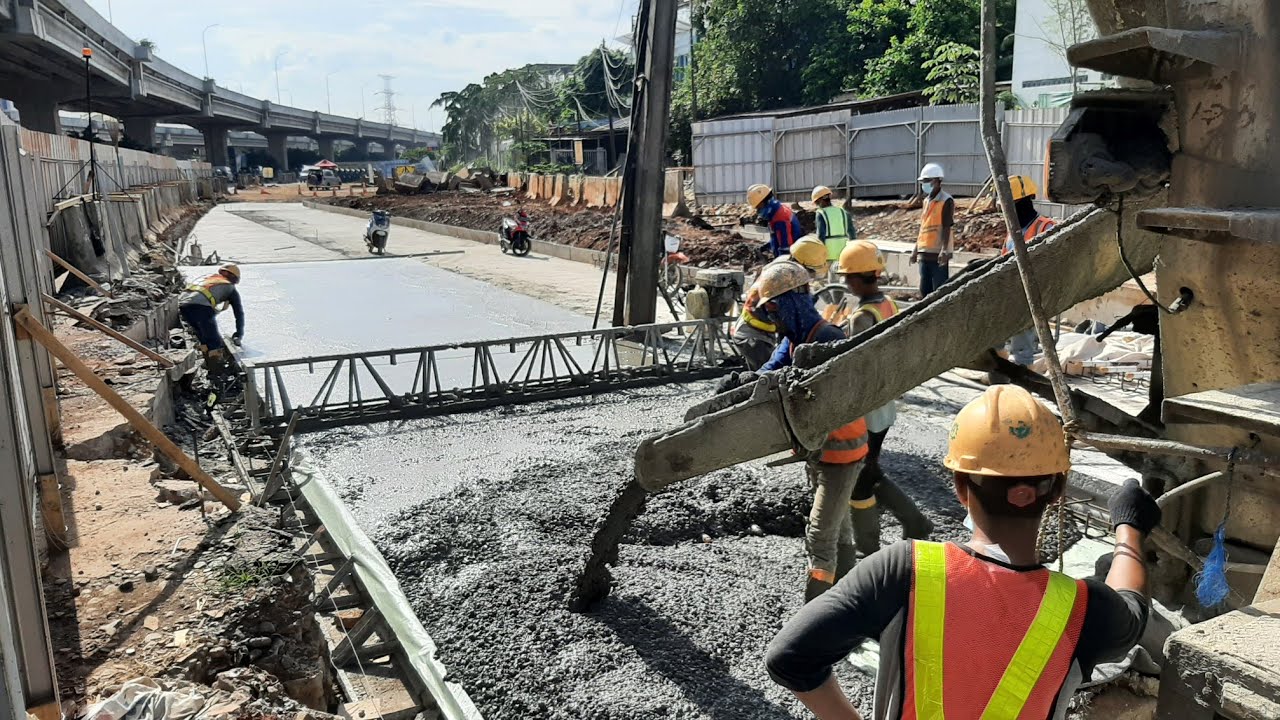 TRUK MOLEN PROSES LOADING BETON UNTUK PENGECORAN RIGID JALAN PANGKALAN JATI TOL BECAKAYU