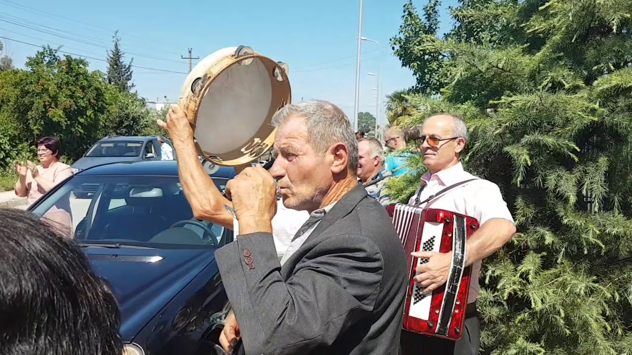 Traditat Tona Ristan Dhana Këmishtaj