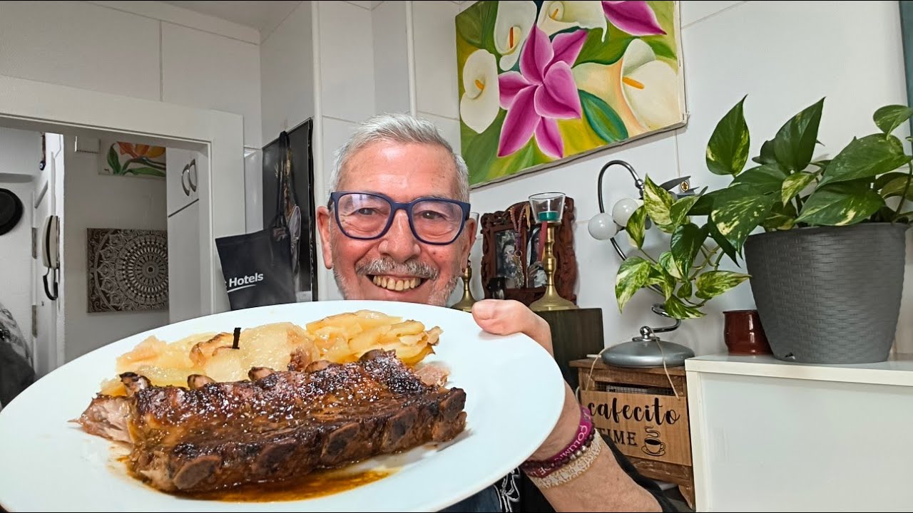 Costillar de cerdo  al horno y patatas panaderas.