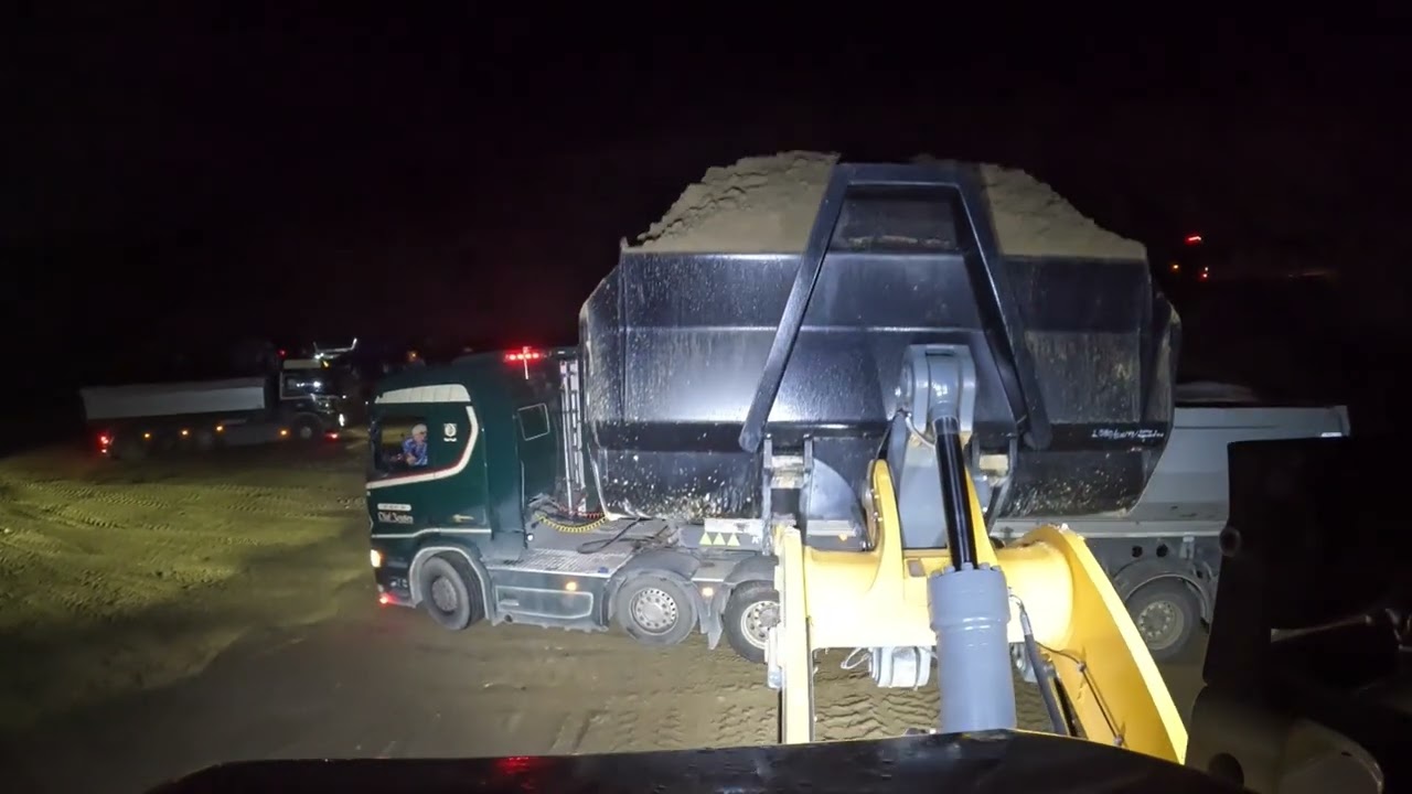 Liebherr L580 loading trucks.