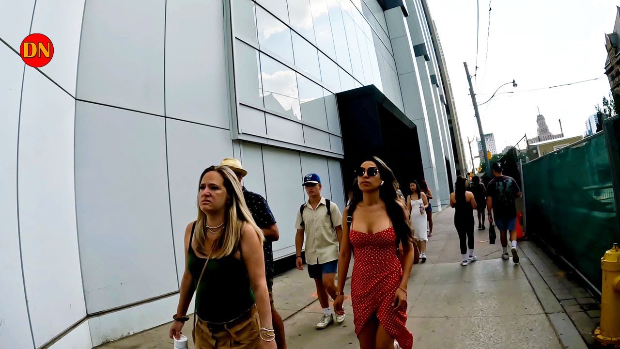 Toronto Summer Walk / Yonge Street Downtown ( July 2023 )
