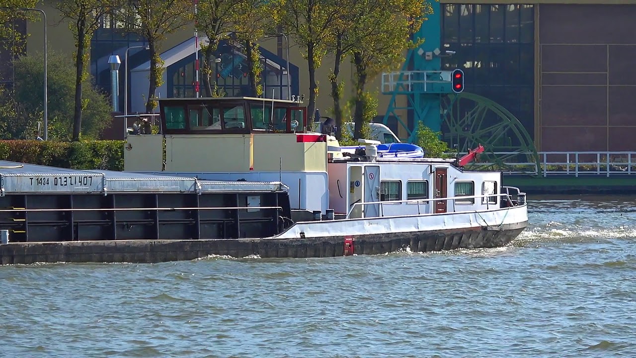 ⛴ 'STYX' motorvrachtschip, 02321407, hoorbaar MWM diesel geluid..