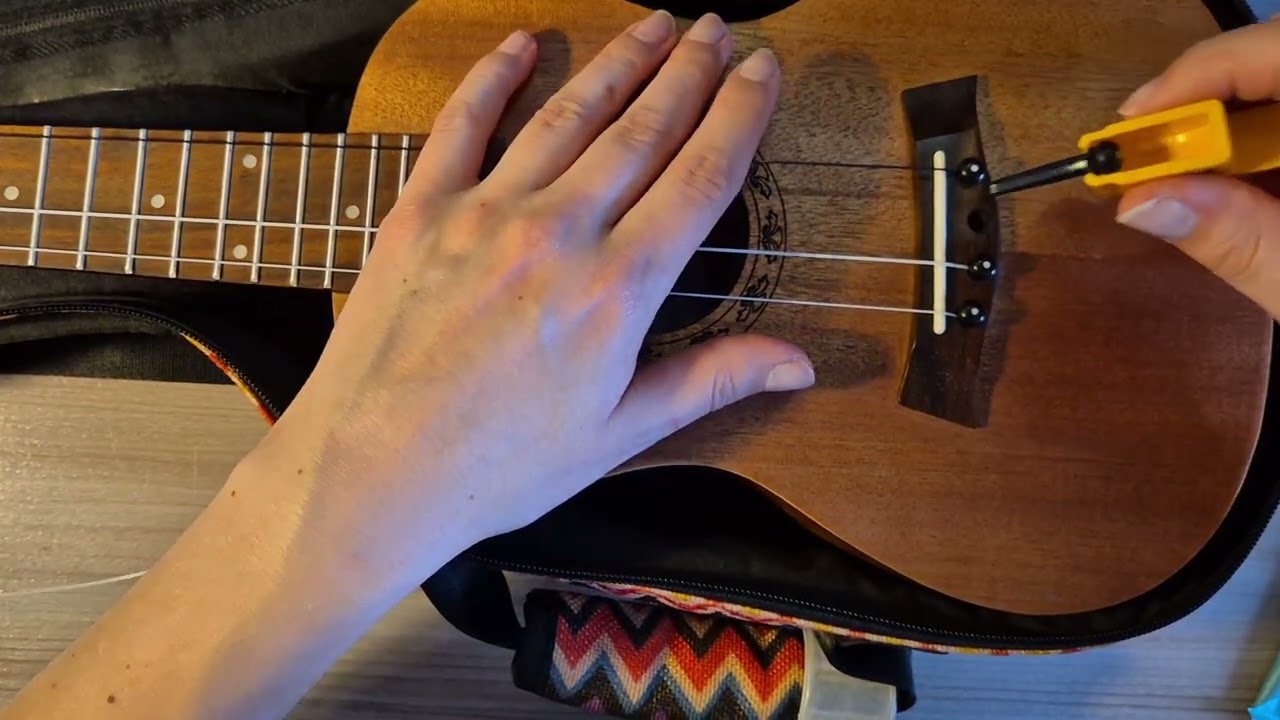 Wymiana strun w ukulele - mostek z kołkami