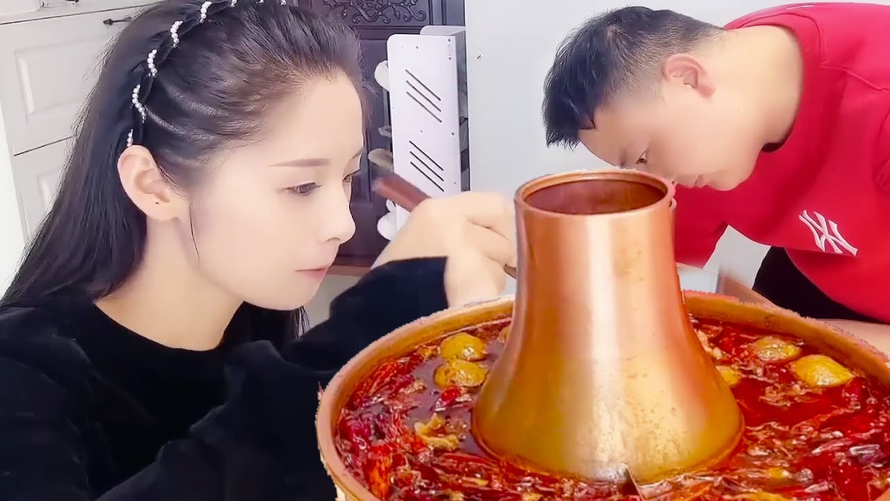 The wife secretly ate the hot pot made by her husband, and the stupid husband didn't notice at all!