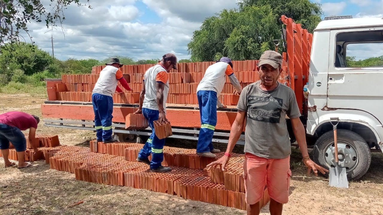 MOMENTO EMOCIONANTE: A chegada do Material Para Casa de seu Bosco o homem que vive em Cabana na Mata