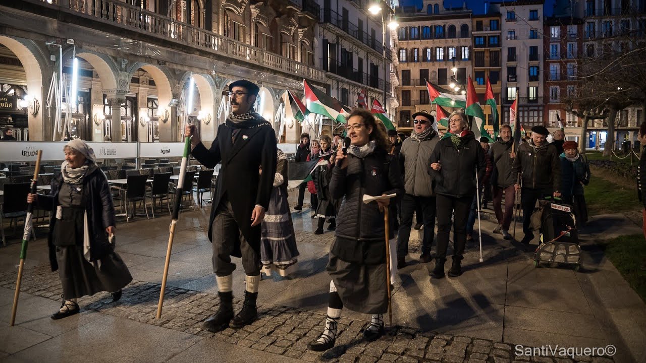 Santa Ageda Palestinako kufiyarekin jantziaz iritsi da