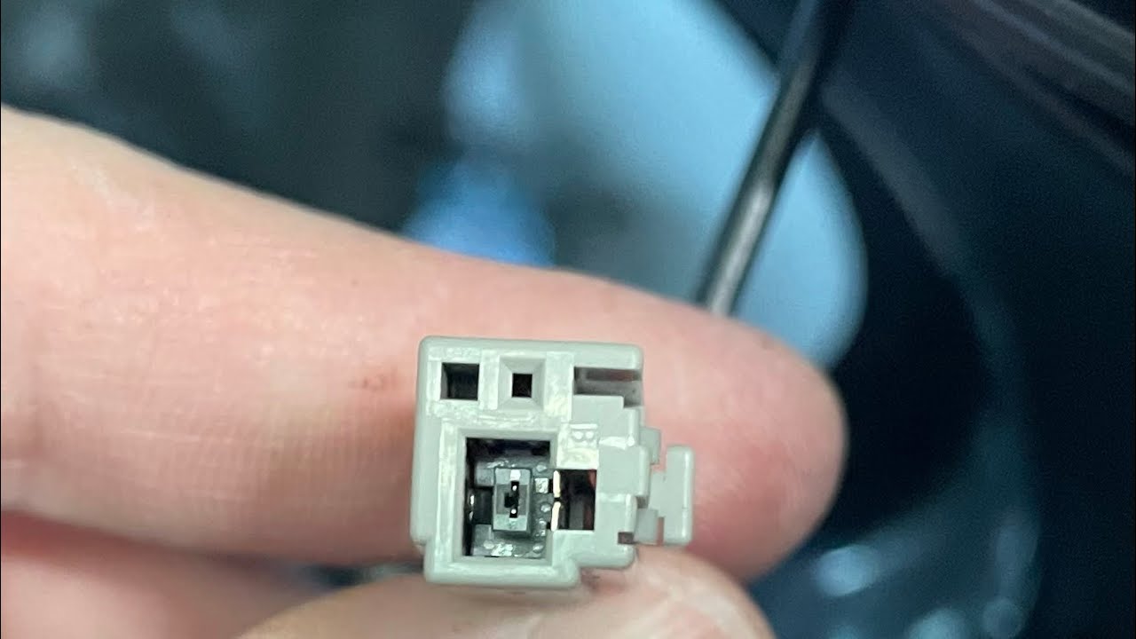 Renault Koleos. Car radio antenna, how to replace, type of connector. Antena radiowa, rodzaj złącza