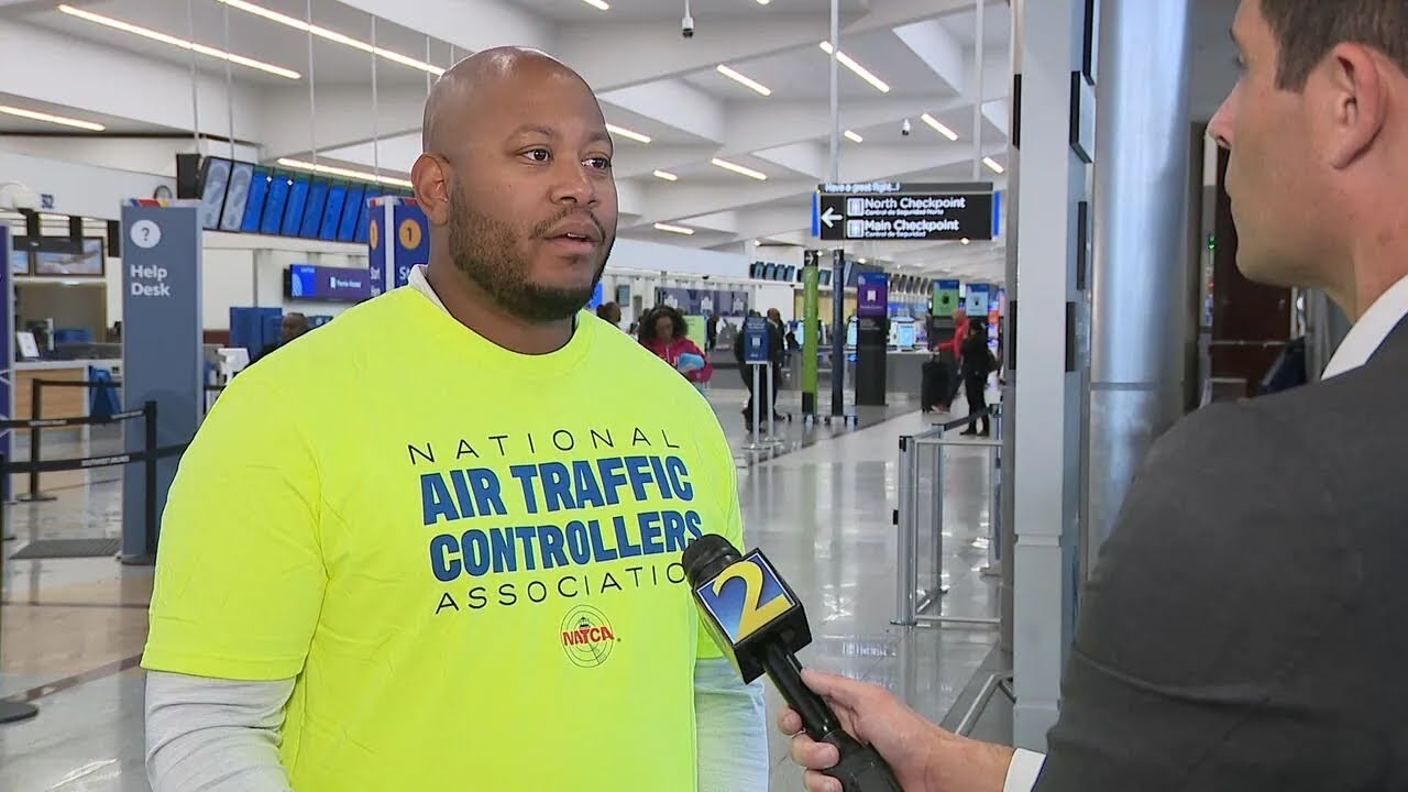 Unpaid air traffic controllers spend day off calling for government shutdown to end
