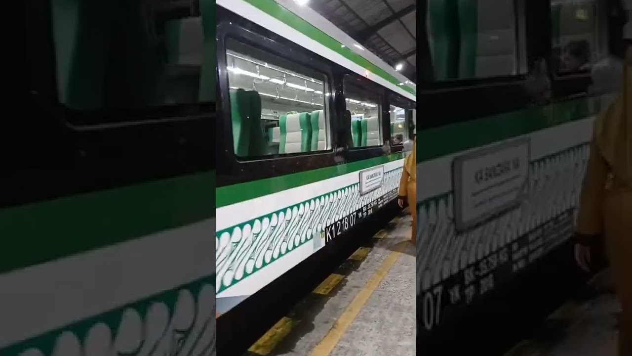 Turun dari Kereta Api Bandara di Stasiun Wates