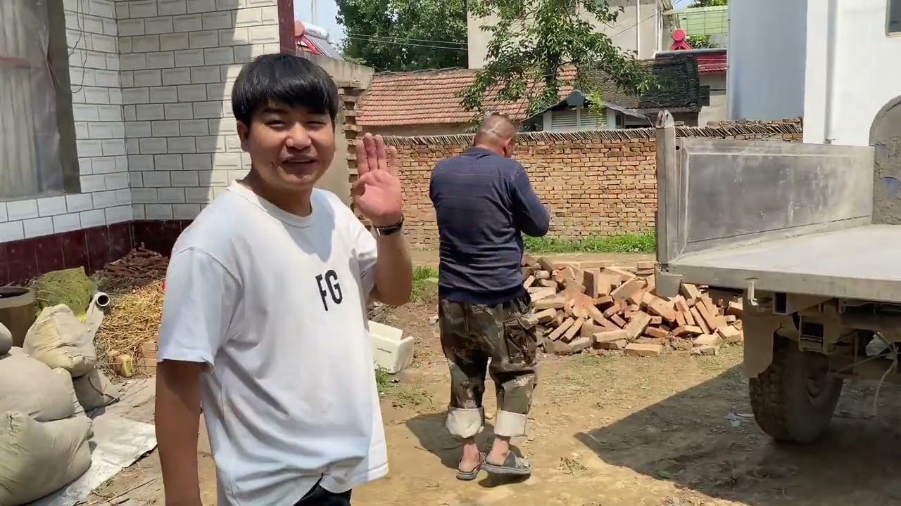 建华小别墅材料进场，华仔难以掩盖内心的喜悦。一个劲的给拿水喝#用抖音记录农村真实生活