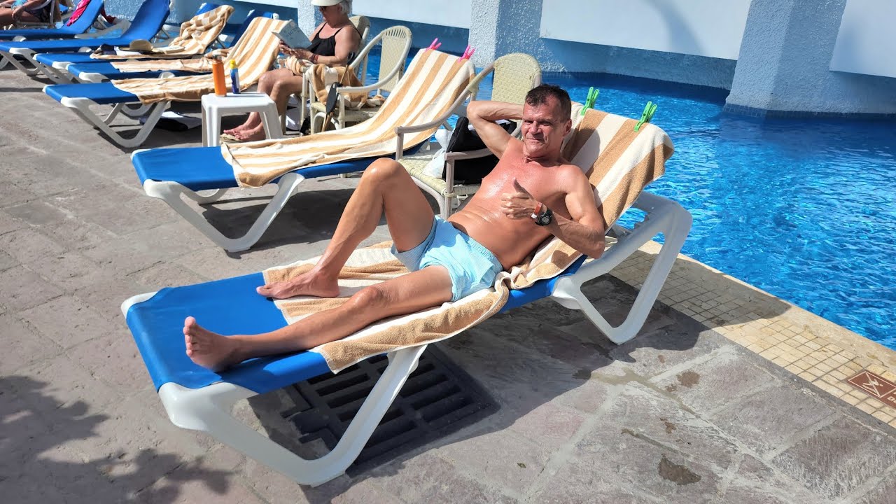 El CID Hotel swimming pools in Mazatlán.    حمامات السباحة في فندق إلسيد فى مازاتلان، بالمكسيك 