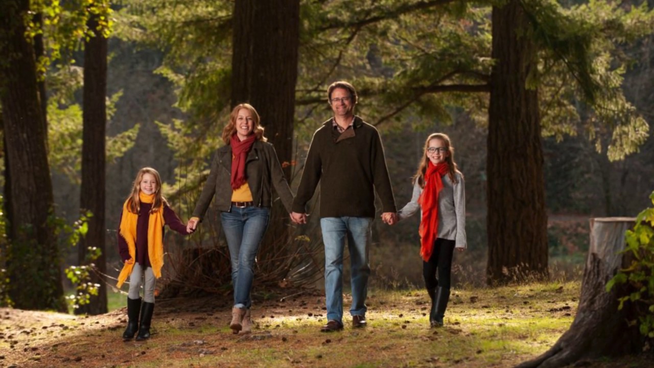 Family Portrait Photographer Near Me | Family Portrait Ideas in Winter