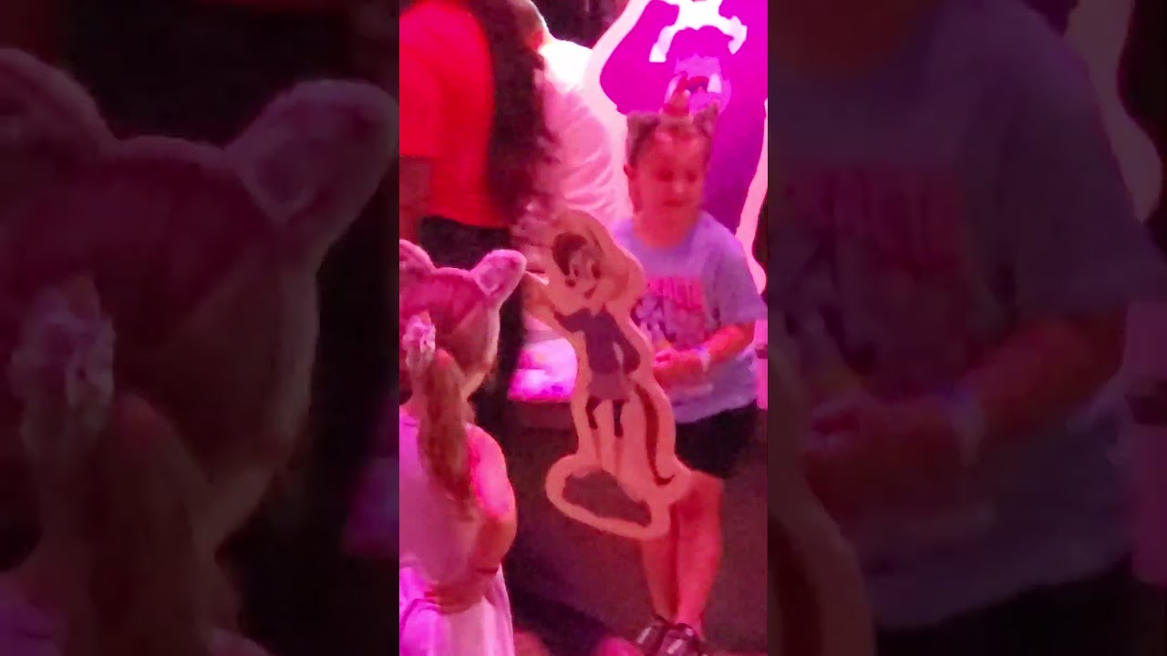 Изабелла играет персонажа в GWL!