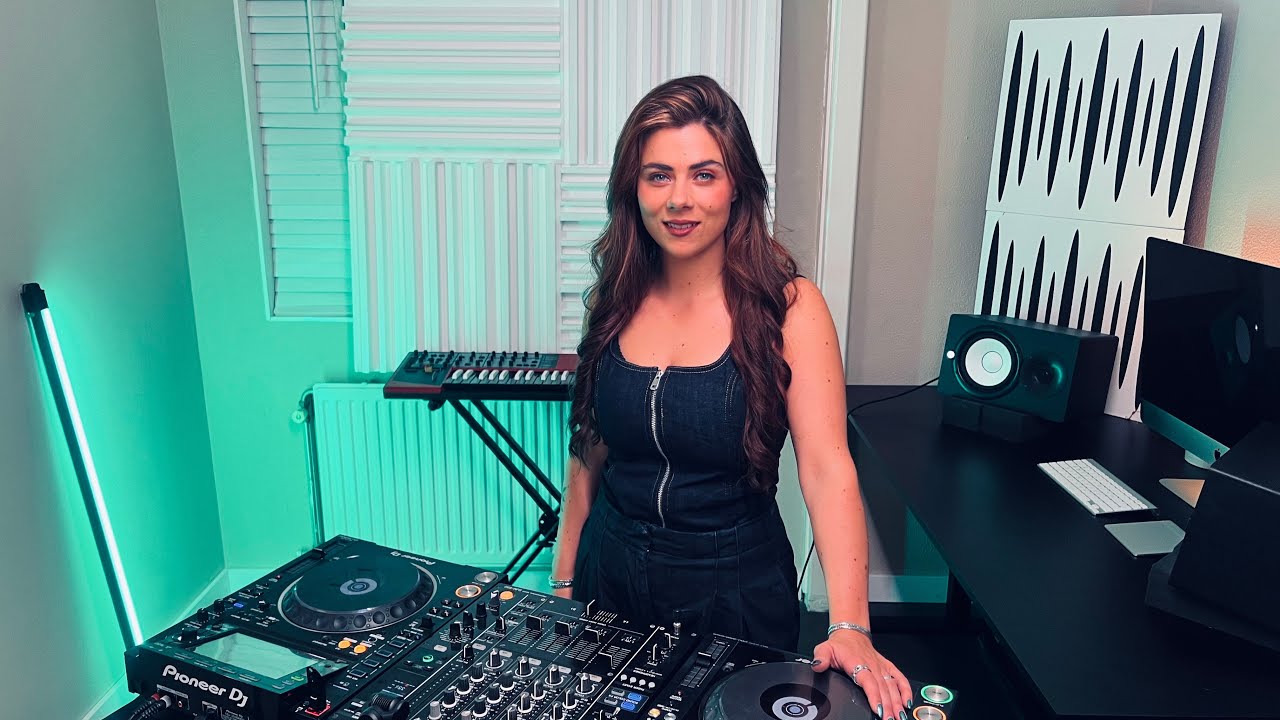 Laura van Dam - Capture Radio 009 (Melodic Techno / Progressive House)