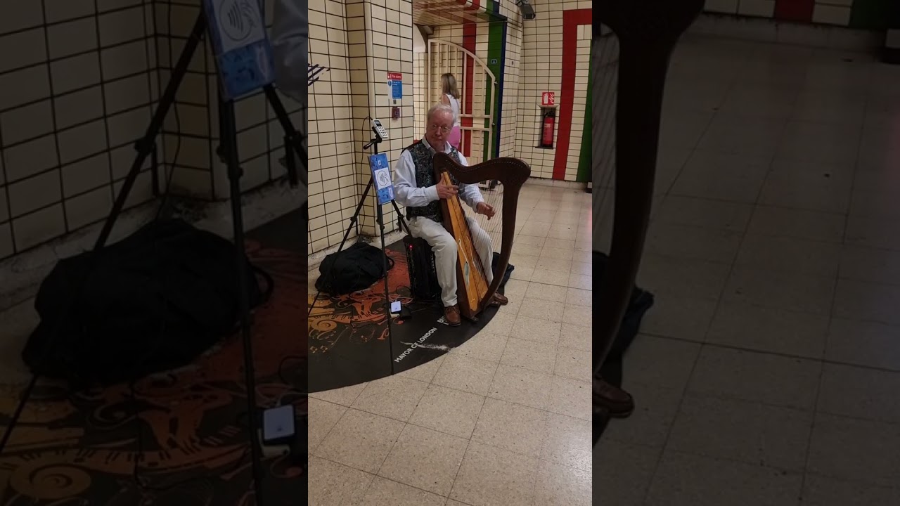 Amazing harp play at London Underground 28.07.2022