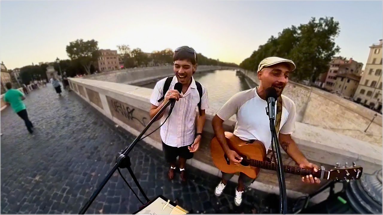 Inaspettato duetto a Ponte Sisto: un passante mi prende il microfono e canta alla perfezione!