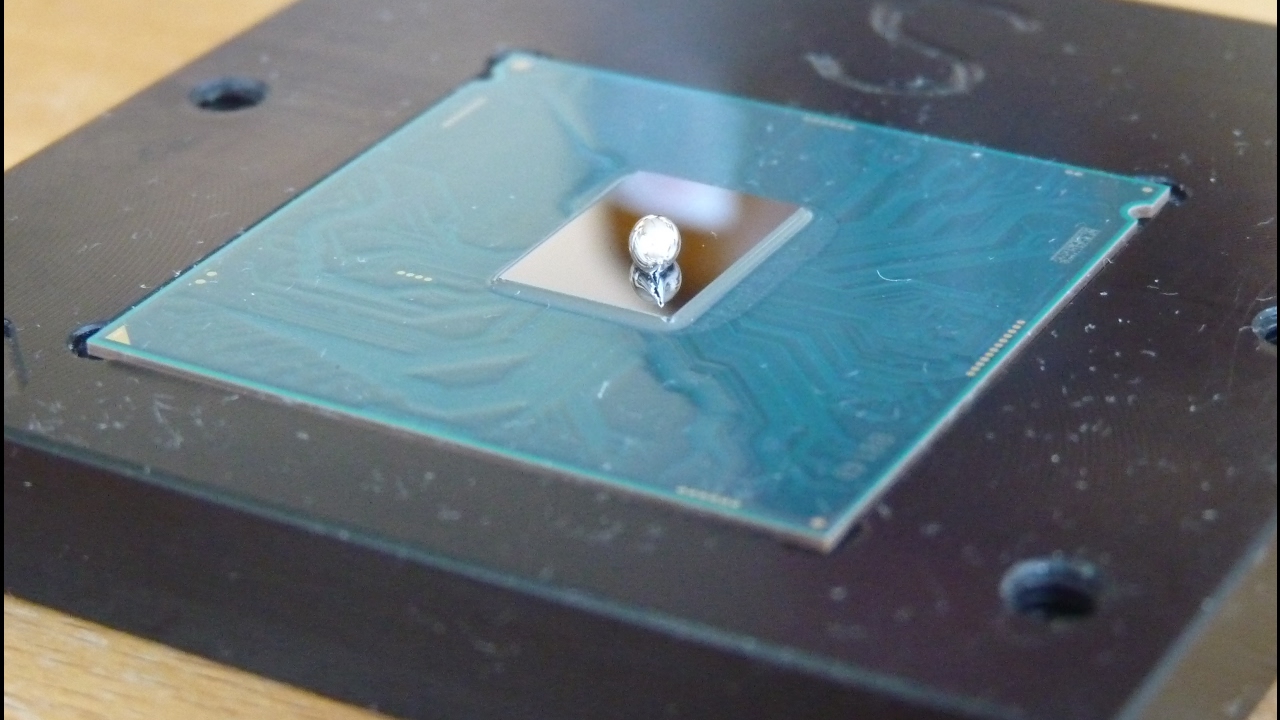 Easy way to apply liquid metal on Kabylake processor core.