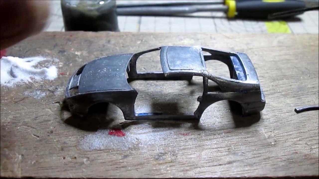 Como reparar un techo dañado en un hotwheels