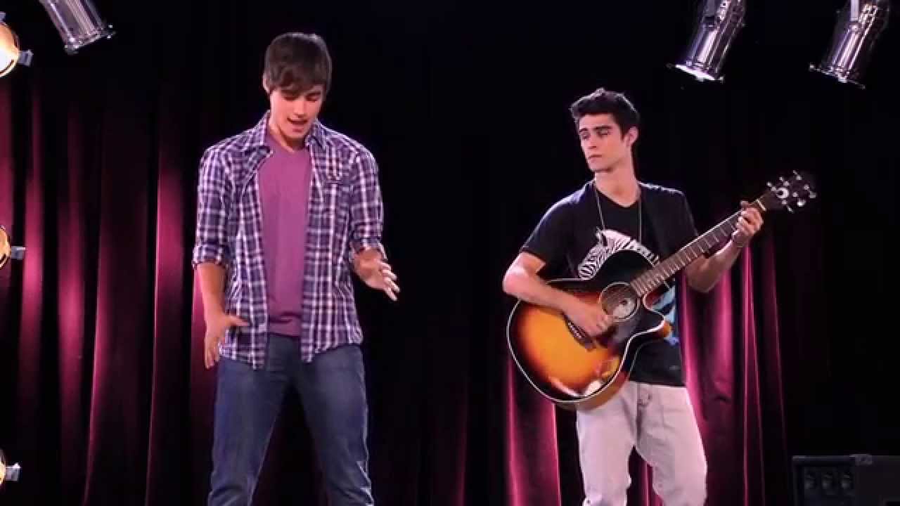 Seriál Violetta na Disney Channel - Tomás a Leon zpívají 