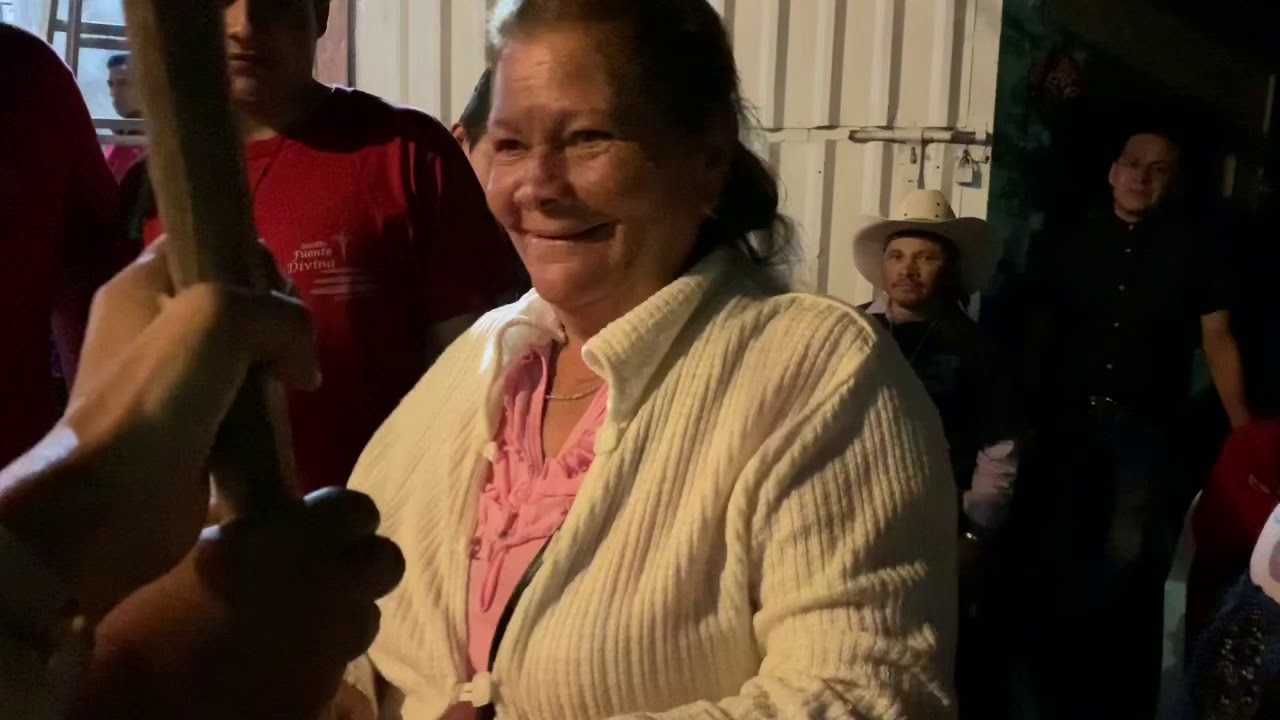 Así se VIVEN las típicas posadas NAVIDEÑAS, piñatas, dulces, baile, armonía, PAZ!!