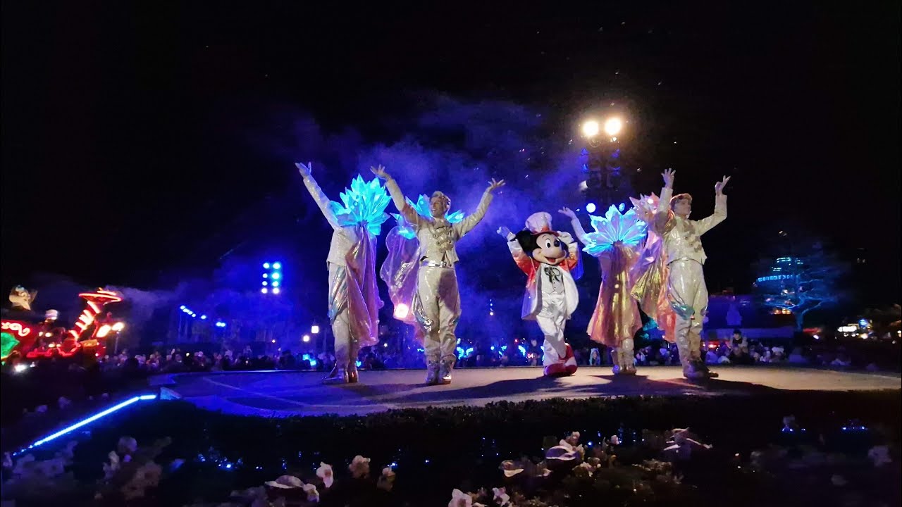 Disneyland Paris - Mickey's Dazzling Christmas Parade - Evening Show in front of the Castle