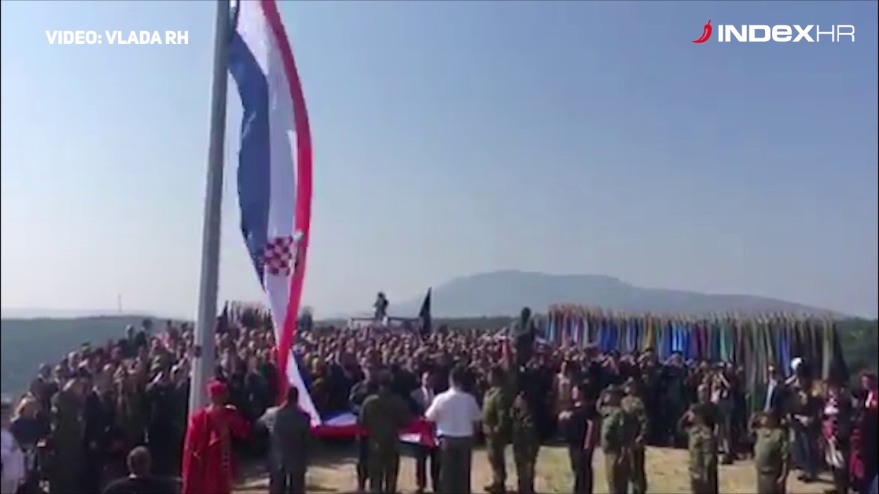 Dizanje zastave na kninskoj tvrđavi