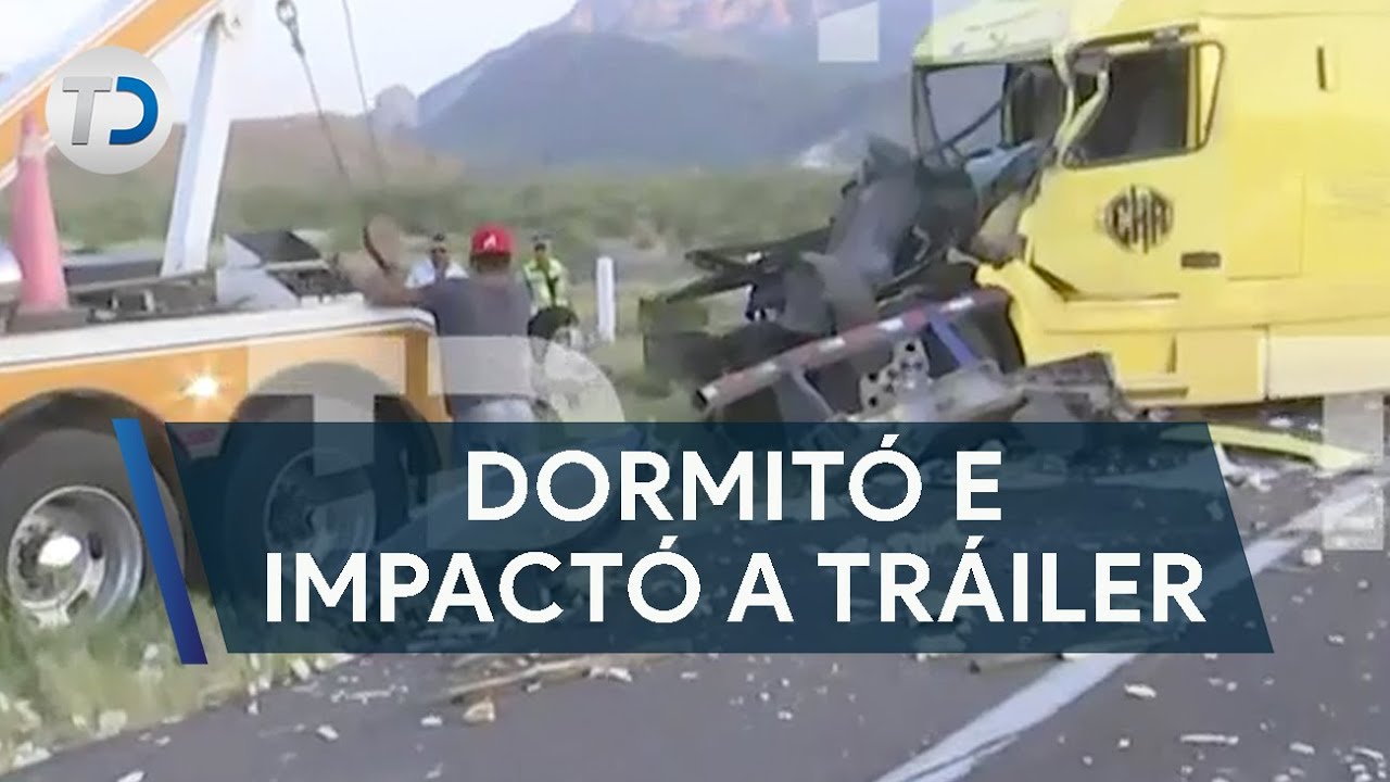 Conductor dormitó e impactó a tráiler; quedó destrozado