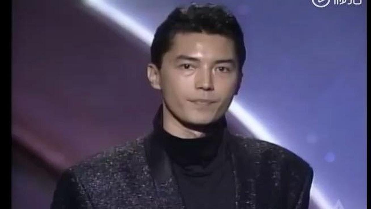 尊龙 & 陈冲. 1988年奥斯卡颁奖典礼，尊龙的颜值，陈冲的气质，真是绝了。尊龙有点精致版C罗的感觉。。。