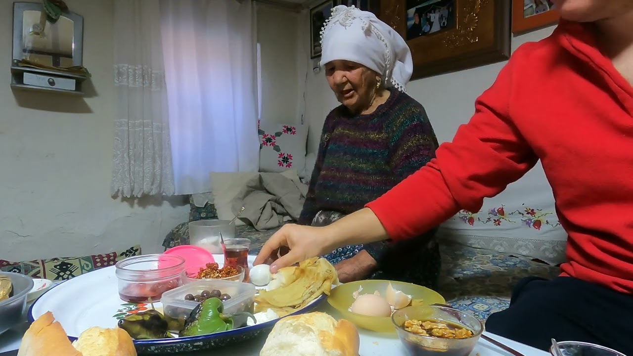 ЕЖЕДНЕВНАЯ РАБОТА С БАБУШКОЙ В ДЕРЕВЕНСКОМ ДОМЕ #деревенскаяжизнь