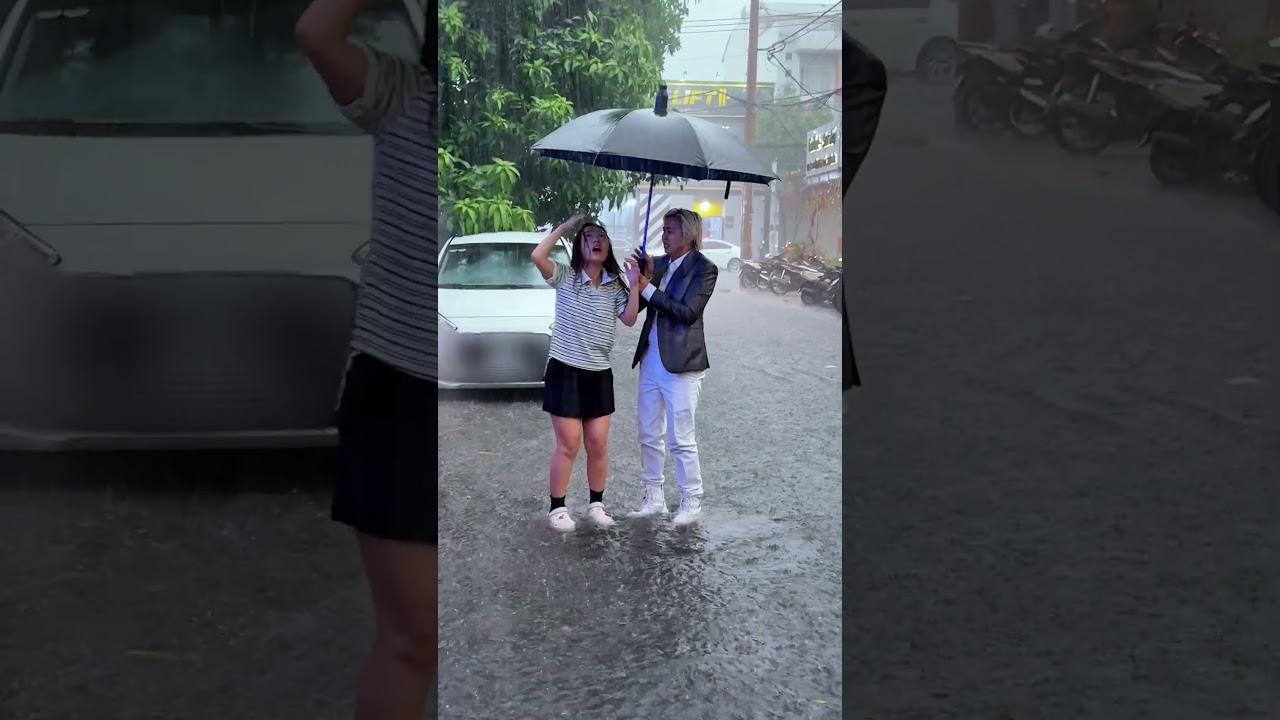 TL | A Heart of Gold! Boss Gives Up Her Umbrella [TRACYLEAD] #tracylead #kindperson #respect #help
