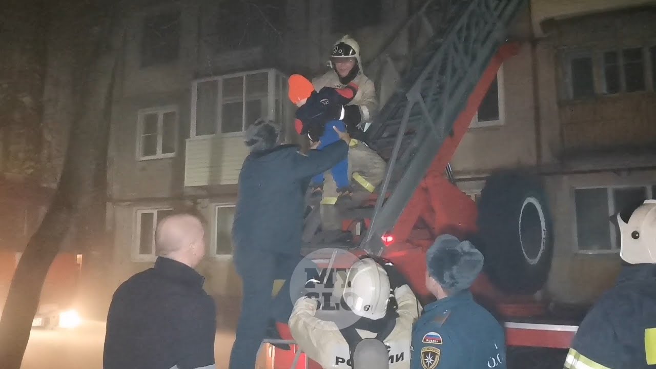 Серьезный пожар на ул. Кутузова в Туле: спасены более 30 человек