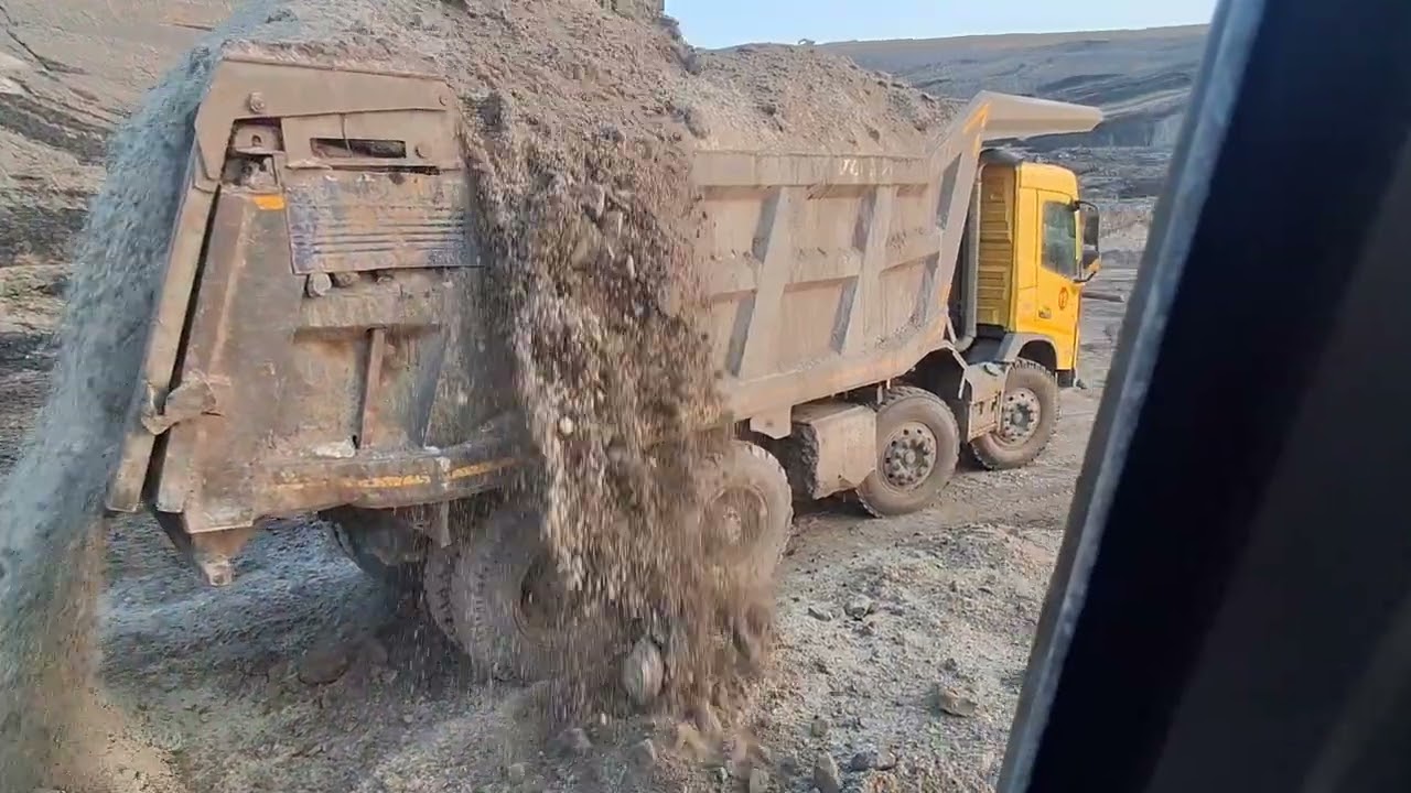 Excavator machine से वोल्वो गाड़ी में फूल रेती लोडिंग  लोडिंग
