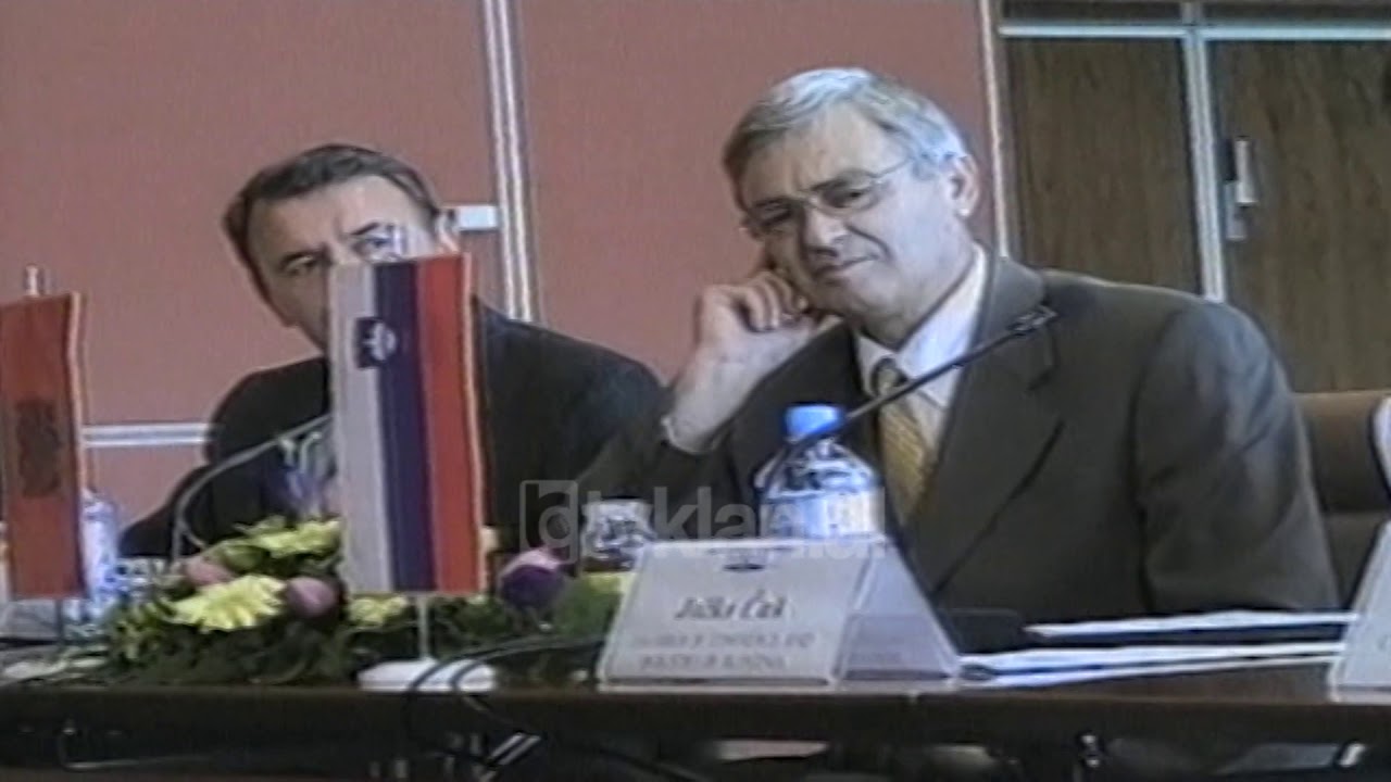 Gazetari Faja raporton takimin e Presidentit Mejdani n&euml; Rumani (7 Dhjetor 1999)