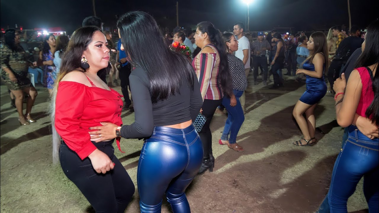 LA DE ROJO Y LA DE NEGRO MIRA COMO BAILAN PAPA !!  --QUE CHULO SE BAILA EN TIERRA     CALIENTE