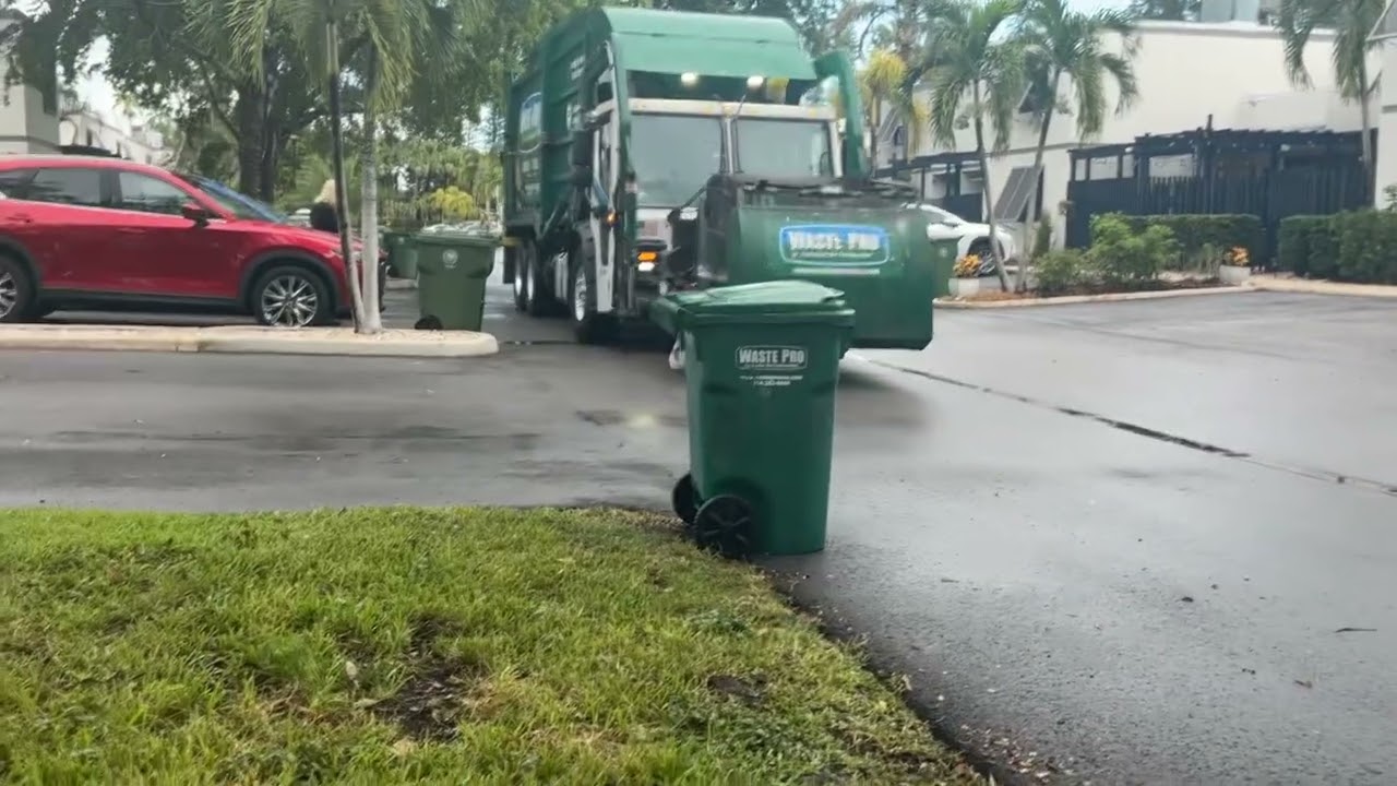 Brand new cuttro can Mack LR on trash(0155521