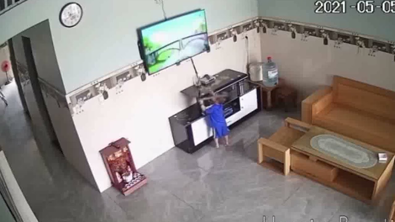 Lưu ý trẻ nhỏ đập vỡ Ti Vi