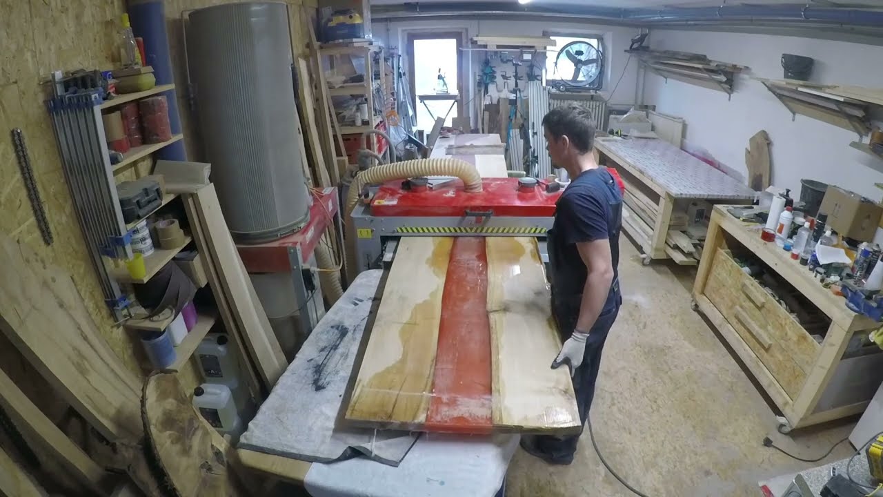 Tischplatte aus Eichenholz und Epoxidharz wird kalibriert mit meiner Zylinderschleifmaschine