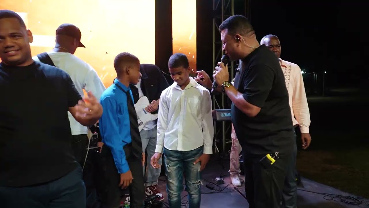 El Espíritu Santo ministrando a través del pastor Felsy Jones