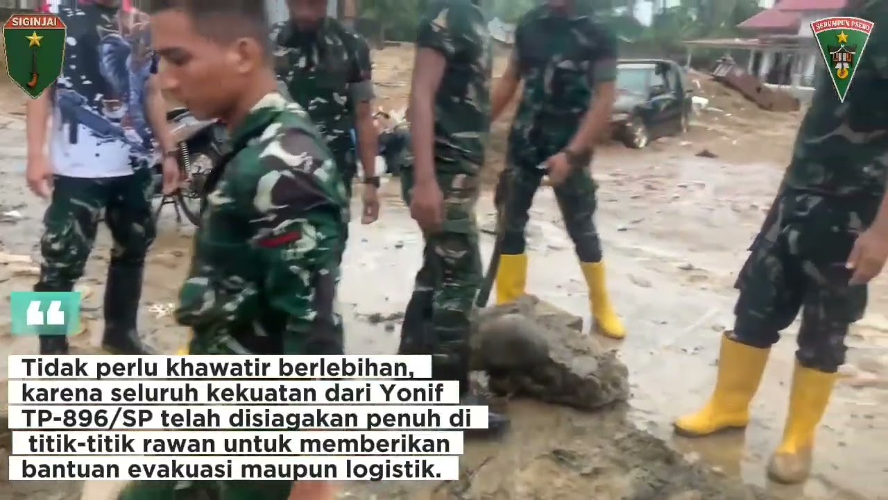 Prajurit Yonif TP 896/SP bersama masyarakat melaksanakan pembersihan lumpur dan material 