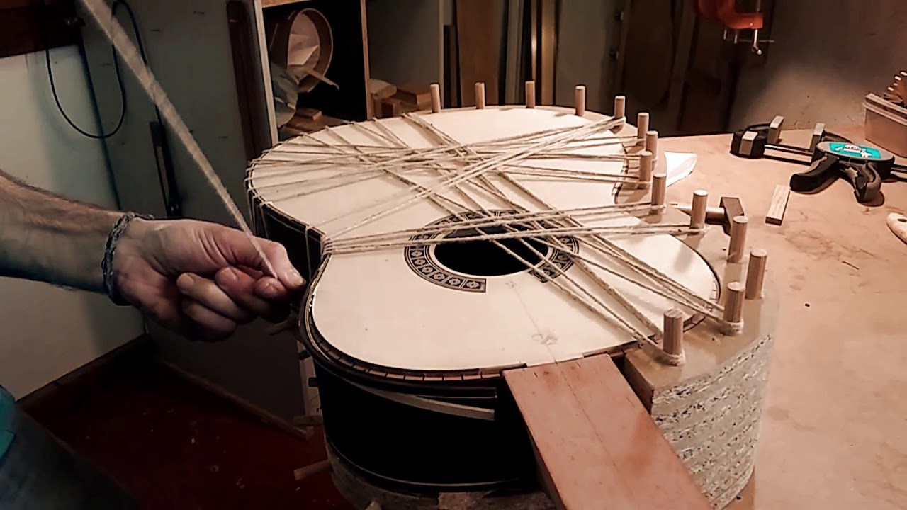 Pegando filetes y cenefas de guitarra