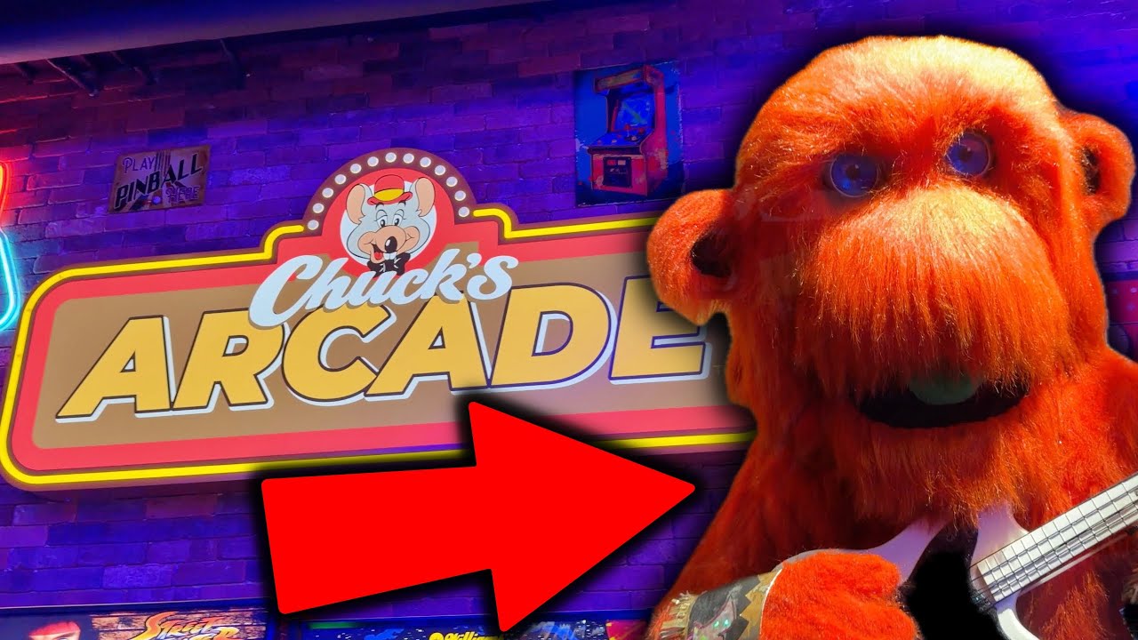 I Visit a Chuck's Arcade with a Unique RED Munch Animatronic!