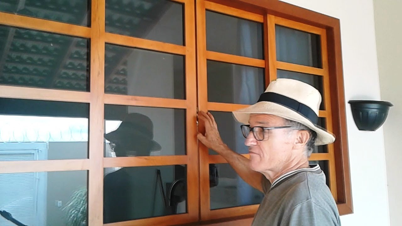 JANELA COM MADEIRA DE DEMOLIÇÃO CASA DO ZÉ DORADIN