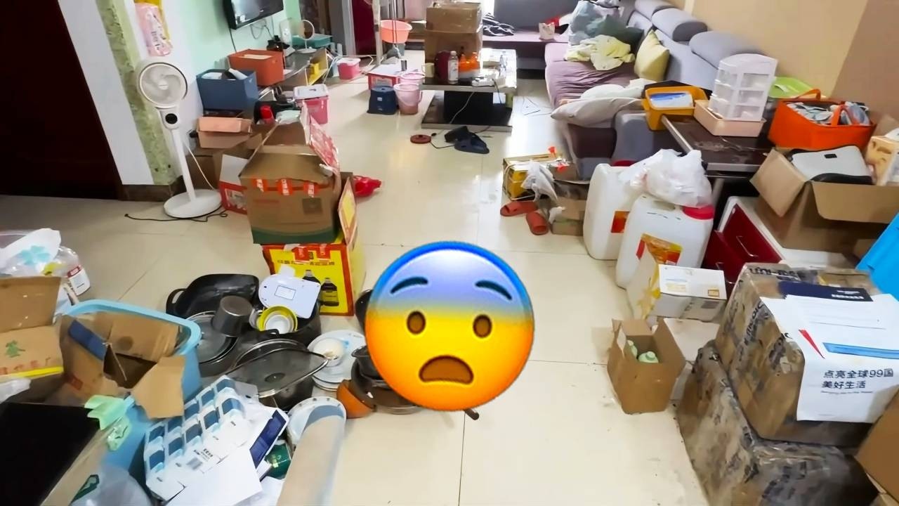 😥A stay-at-home mom's business has turned her home into a garbage dump!