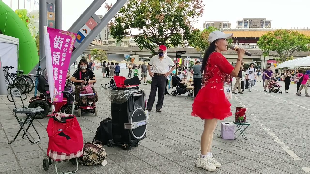 ［張嘉祐）］=圓山站花博公園，街頭藝人表演~翻唱一首：（惜別的海岸）~