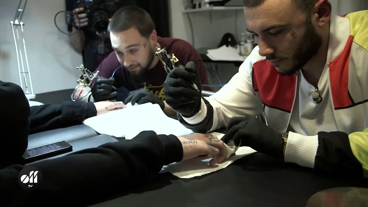 Mac Miller gets a new tattoo in Paris @ L'Encrerie